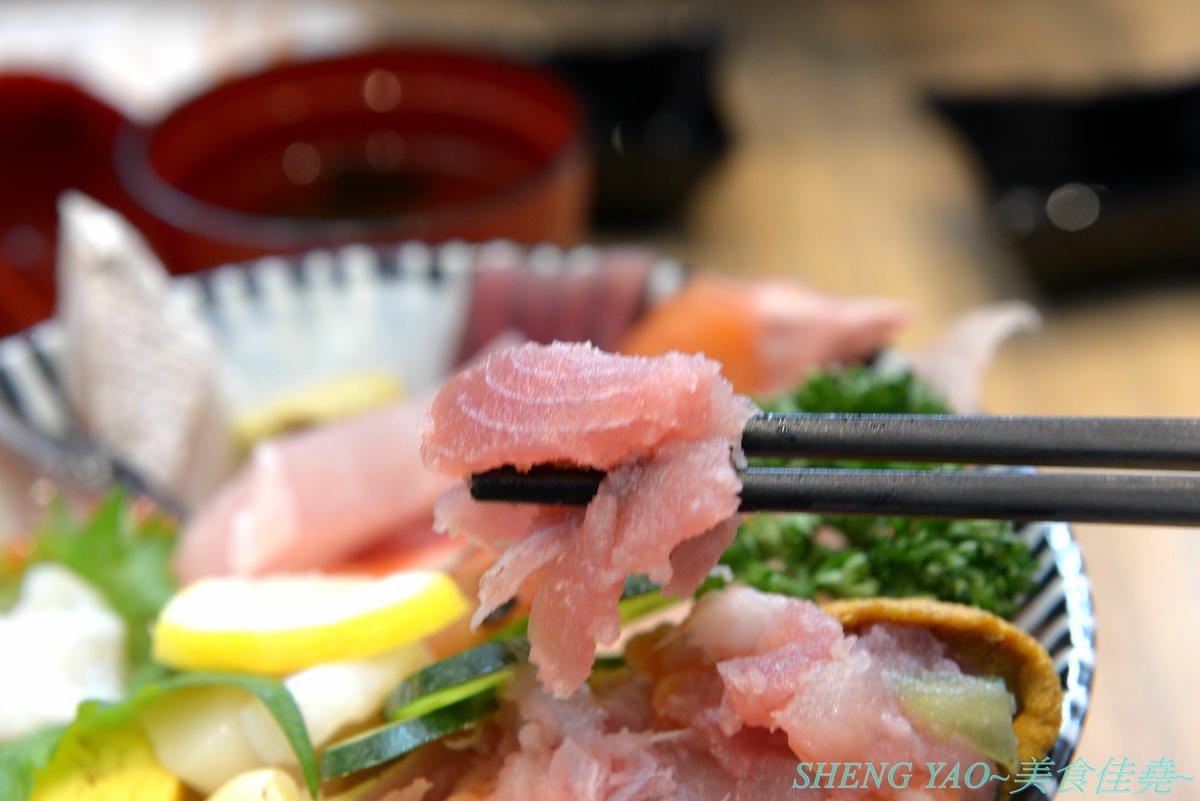 [台中梧棲]冰見海鮮丼 粋鮨 台中港店 – 來自日本富山冰見的超強海鮮丼飯專賣店,台灣首家店,富山灣直送海鮮食材,很多都是台灣少見,大推880元的豐盛海景丼飯,超過15種以上食材又多又豐富,整個