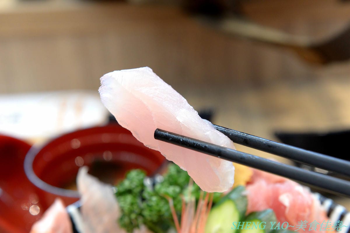 [台中梧棲]冰見海鮮丼 粋鮨 台中港店 – 來自日本富山冰見的超強海鮮丼飯專賣店,台灣首家店,富山灣直送海鮮食材,很多都是台灣少見,大推880元的豐盛海景丼飯,超過15種以上食材又多又豐富,整個