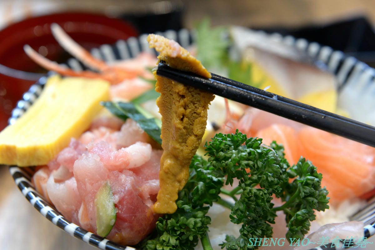 [台中梧棲]冰見海鮮丼 粋鮨 台中港店 – 來自日本富山冰見的超強海鮮丼飯專賣店,台灣首家店,富山灣直送海鮮食材,很多都是台灣少見,大推880元的豐盛海景丼飯,超過15種以上食材又多又豐富,整個