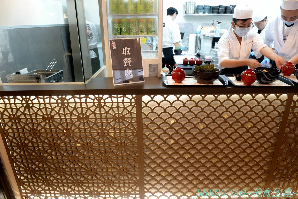 [台中梧棲]冰見海鮮丼 粋鮨 台中港店 – 來自日本富山冰見的超強海鮮丼飯專賣店,台灣首家店,富山灣直送海鮮食材,很多都是台灣少見,大推880元的豐盛海景丼飯,超過15種以上食材又多又豐富,整個