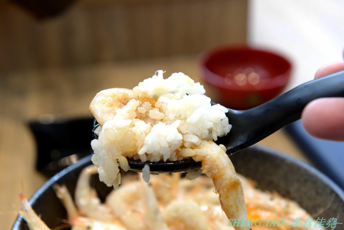 [台中梧棲]冰見海鮮丼 粋鮨 台中港店 – 來自日本富山冰見的超強海鮮丼飯專賣店,台灣首家店,富山灣直送海鮮食材,很多都是台灣少見,大推880元的豐盛海景丼飯,超過15種以上食材又多又豐富,整個