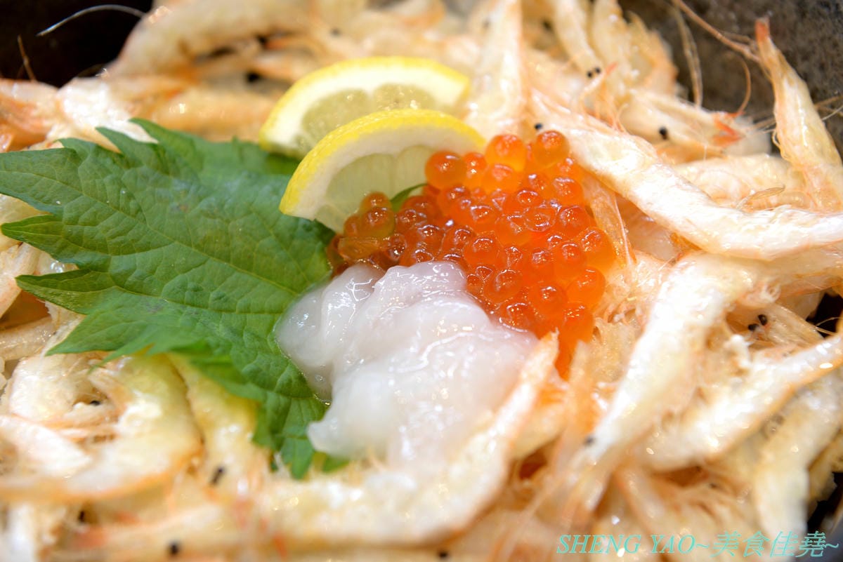 [台中梧棲]冰見海鮮丼 粋鮨 台中港店 – 來自日本富山冰見的超強海鮮丼飯專賣店,台灣首家店,富山灣直送海鮮食材,很多都是台灣少見,大推880元的豐盛海景丼飯,超過15種以上食材又多又豐富,整個