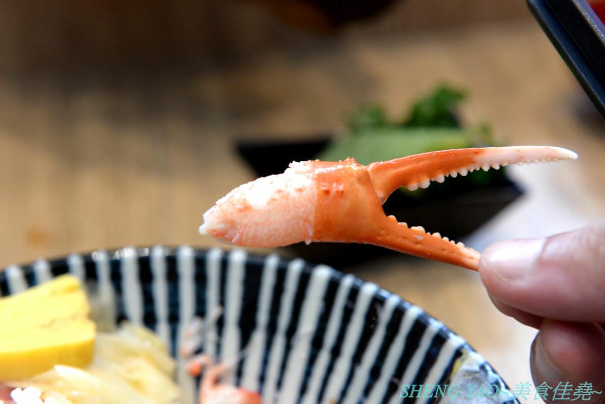 [台中梧棲]冰見海鮮丼 粋鮨 台中港店 – 來自日本富山冰見的超強海鮮丼飯專賣店,台灣首家店,富山灣直送海鮮食材,很多都是台灣少見,大推880元的豐盛海景丼飯,超過15種以上食材又多又豐富,整個