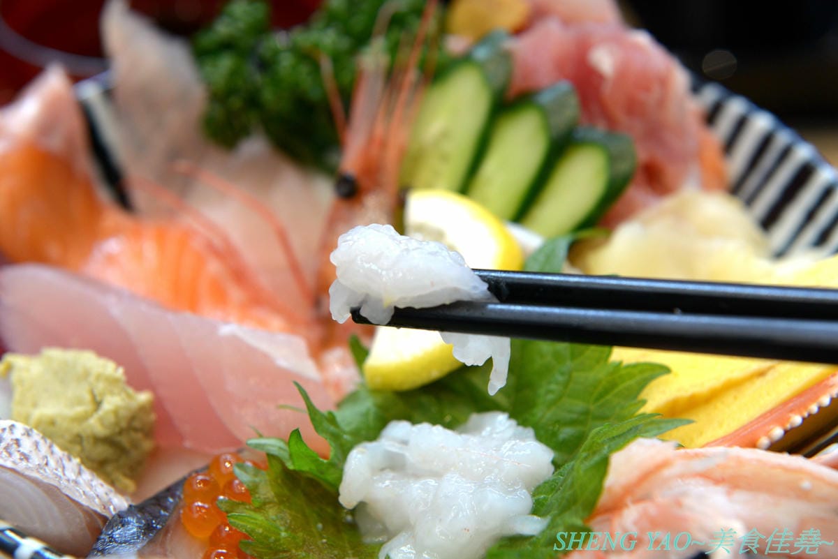 [台中梧棲]冰見海鮮丼 粋鮨 台中港店 – 來自日本富山冰見的超強海鮮丼飯專賣店,台灣首家店,富山灣直送海鮮食材,很多都是台灣少見,大推880元的豐盛海景丼飯,超過15種以上食材又多又豐富,整個