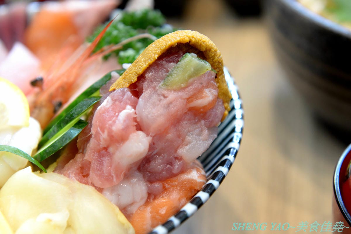 [台中梧棲]冰見海鮮丼 粋鮨 台中港店 – 來自日本富山冰見的超強海鮮丼飯專賣店,台灣首家店,富山灣直送海鮮食材,很多都是台灣少見,大推880元的豐盛海景丼飯,超過15種以上食材又多又豐富,整個