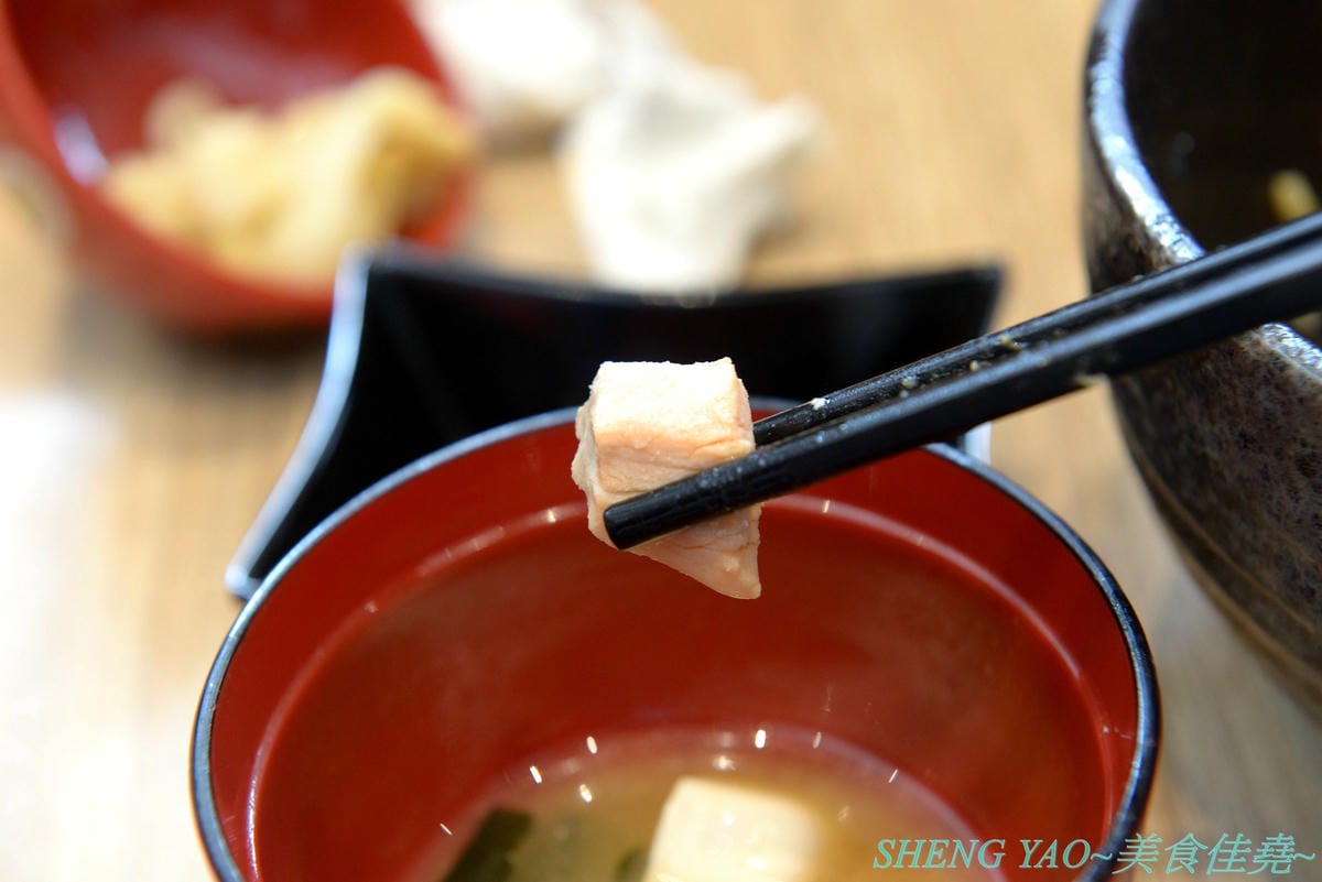 [台中梧棲]冰見海鮮丼 粋鮨 台中港店 – 來自日本富山冰見的超強海鮮丼飯專賣店,台灣首家店,富山灣直送海鮮食材,很多都是台灣少見,大推880元的豐盛海景丼飯,超過15種以上食材又多又豐富,整個