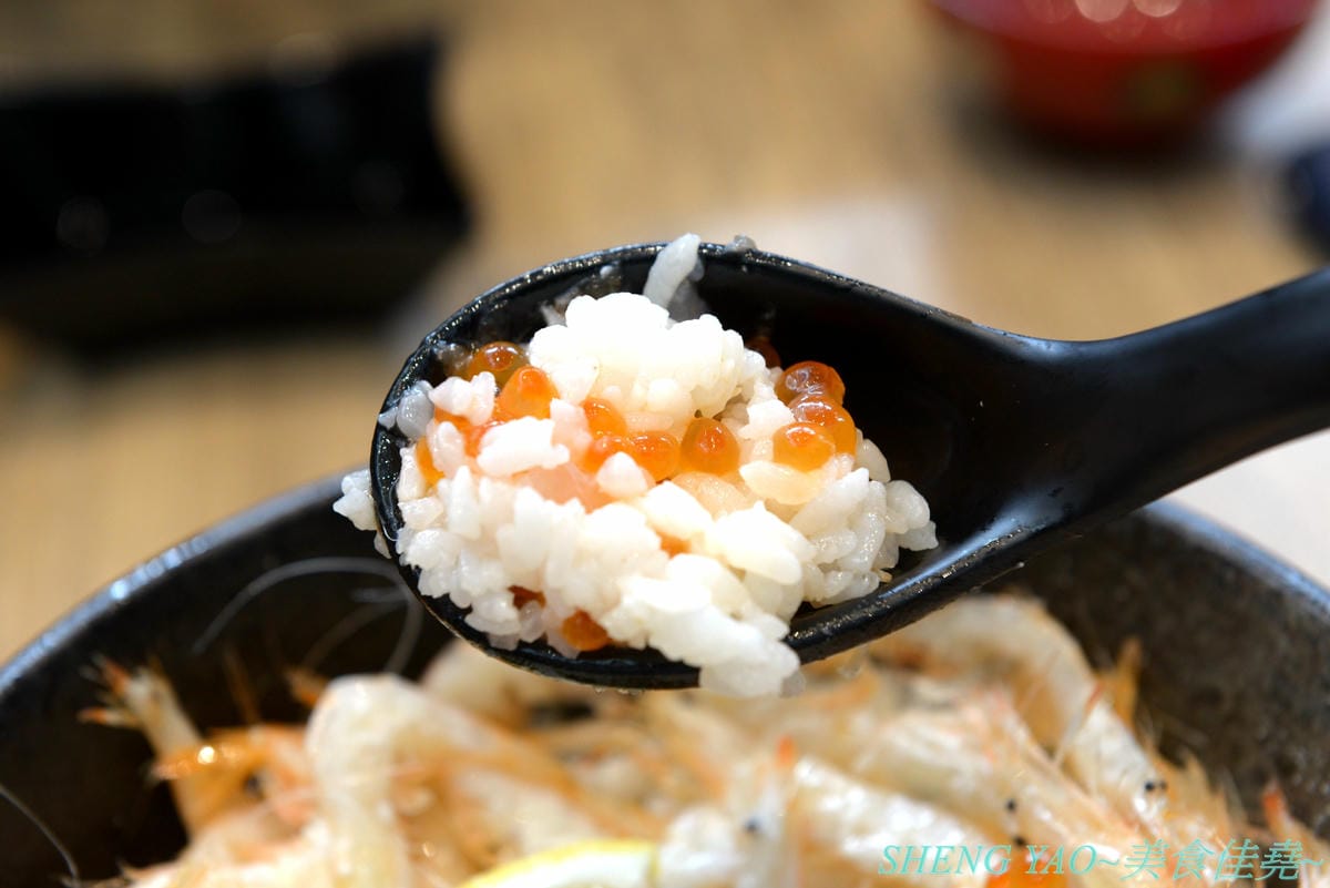[台中梧棲]冰見海鮮丼 粋鮨 台中港店 – 來自日本富山冰見的超強海鮮丼飯專賣店,台灣首家店,富山灣直送海鮮食材,很多都是台灣少見,大推880元的豐盛海景丼飯,超過15種以上食材又多又豐富,整個
