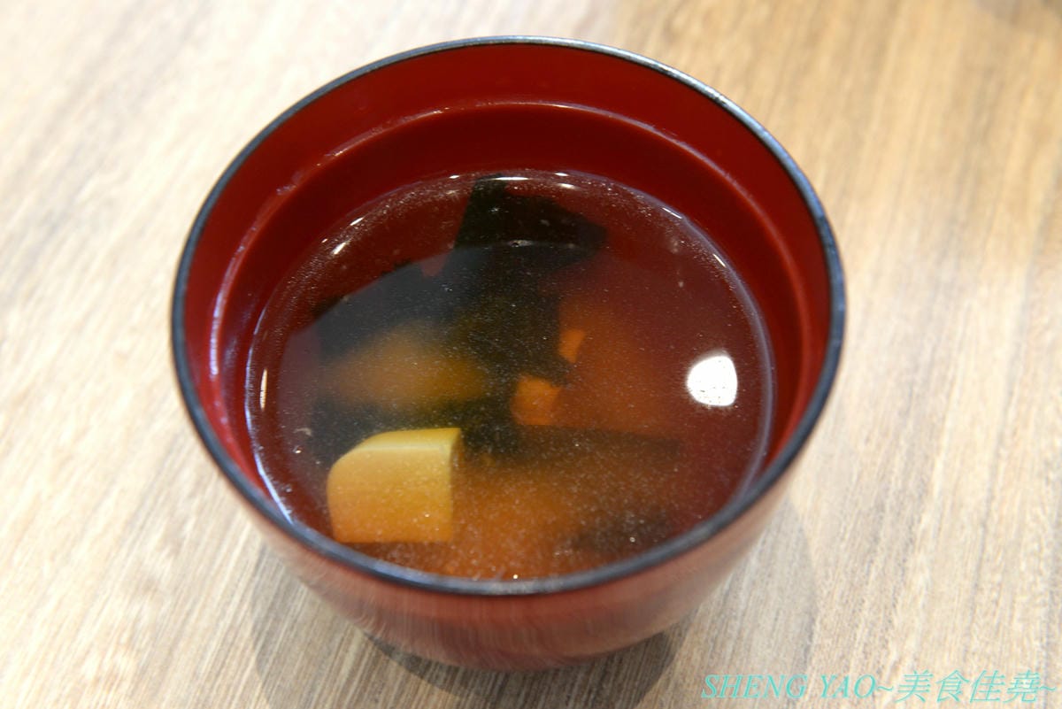 [台中梧棲]冰見海鮮丼 粋鮨 台中港店 – 來自日本富山冰見的超強海鮮丼飯專賣店,台灣首家店,富山灣直送海鮮食材,很多都是台灣少見,大推880元的豐盛海景丼飯,超過15種以上食材又多又豐富,整個