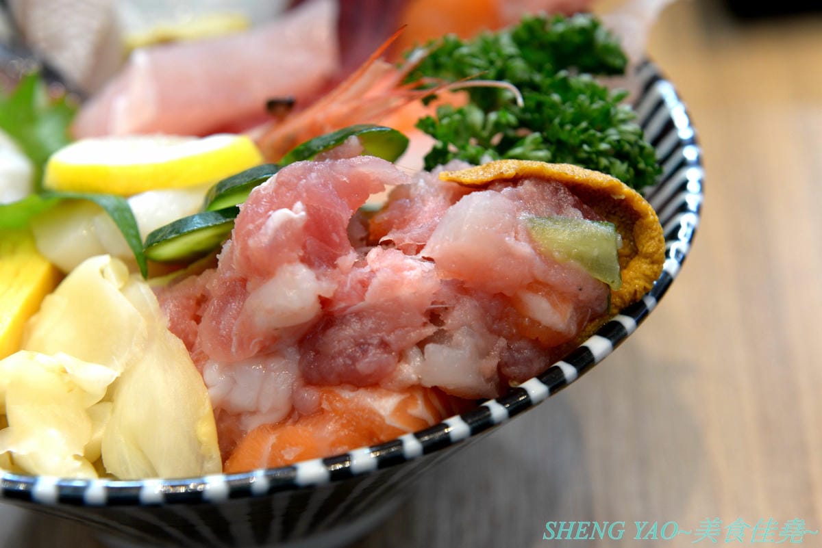 [台中梧棲]冰見海鮮丼 粋鮨 台中港店 – 來自日本富山冰見的超強海鮮丼飯專賣店,台灣首家店,富山灣直送海鮮食材,很多都是台灣少見,大推880元的豐盛海景丼飯,超過15種以上食材又多又豐富,整個