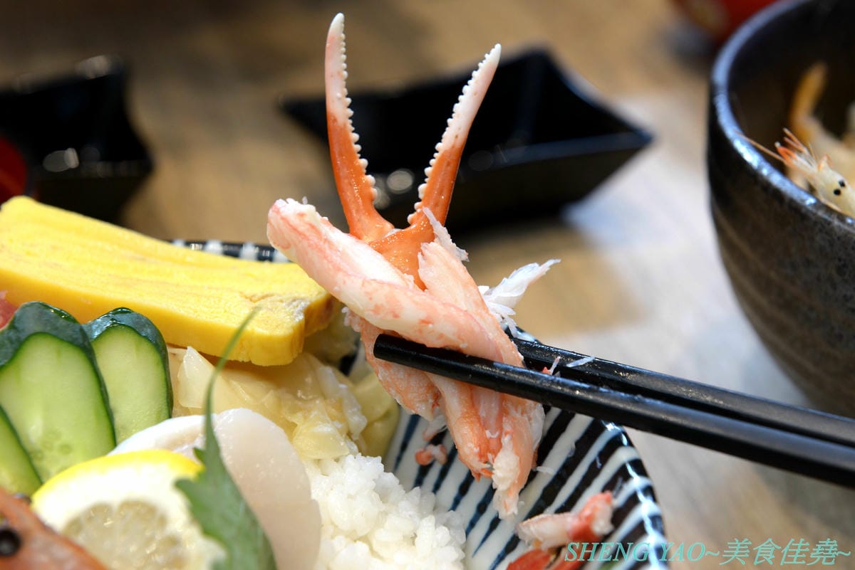 [台中梧棲]冰見海鮮丼 粋鮨 台中港店 – 來自日本富山冰見的超強海鮮丼飯專賣店,台灣首家店,富山灣直送海鮮食材,很多都是台灣少見,大推880元的豐盛海景丼飯,超過15種以上食材又多又豐富,整個