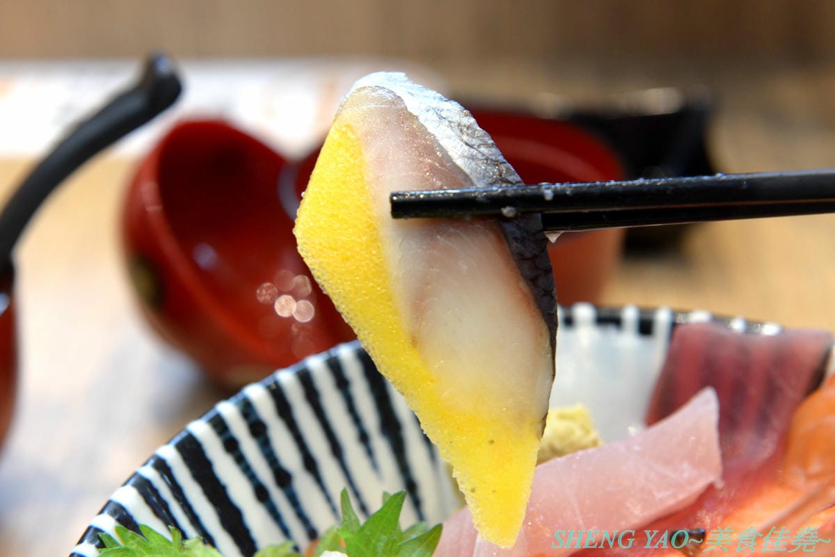 [台中梧棲]冰見海鮮丼 粋鮨 台中港店 – 來自日本富山冰見的超強海鮮丼飯專賣店,台灣首家店,富山灣直送海鮮食材,很多都是台灣少見,大推880元的豐盛海景丼飯,超過15種以上食材又多又豐富,整個