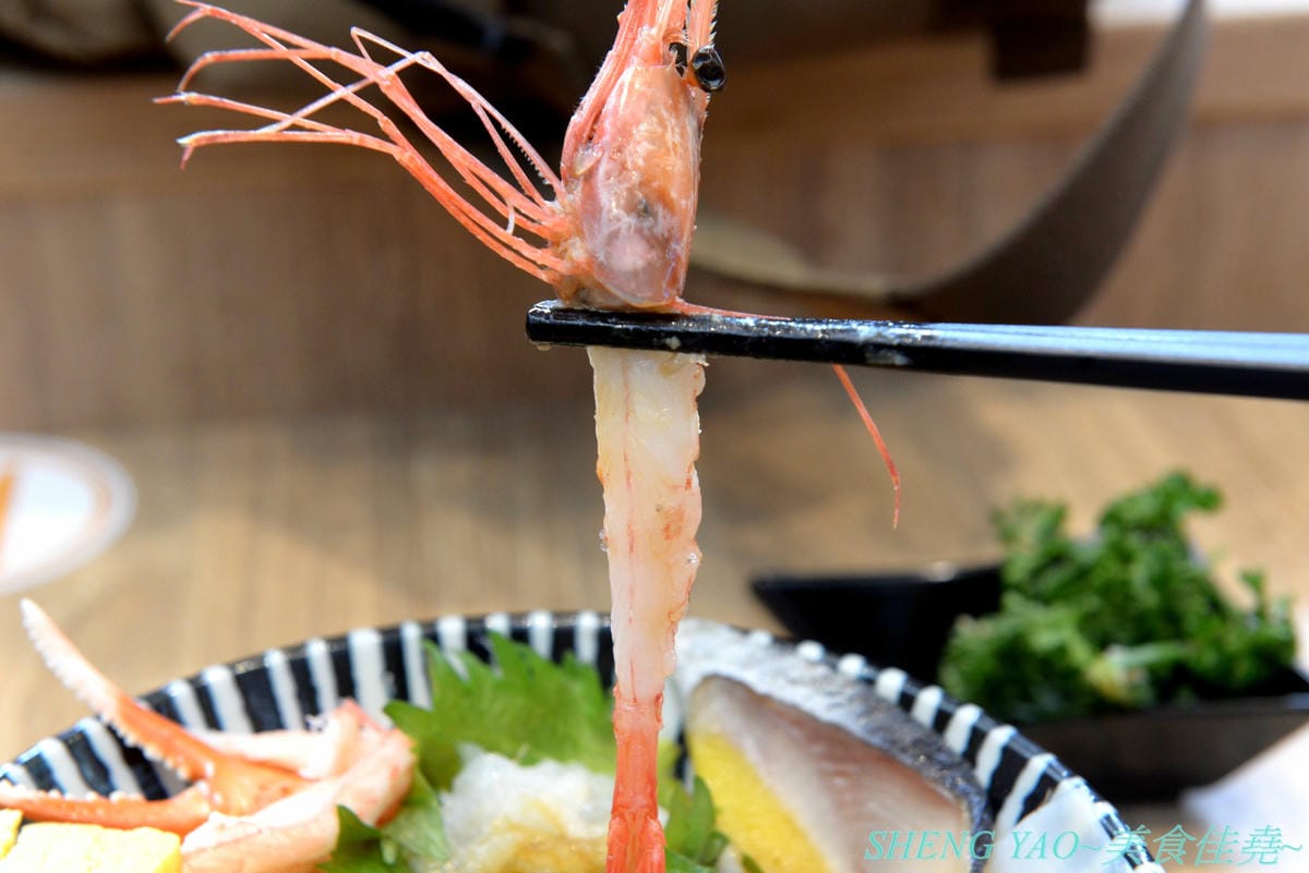 [台中梧棲]冰見海鮮丼 粋鮨 台中港店 – 來自日本富山冰見的超強海鮮丼飯專賣店,台灣首家店,富山灣直送海鮮食材,很多都是台灣少見,大推880元的豐盛海景丼飯,超過15種以上食材又多又豐富,整個