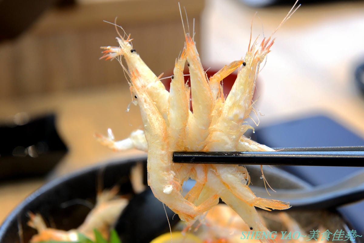[台中梧棲]冰見海鮮丼 粋鮨 台中港店 – 來自日本富山冰見的超強海鮮丼飯專賣店,台灣首家店,富山灣直送海鮮食材,很多都是台灣少見,大推880元的豐盛海景丼飯,超過15種以上食材又多又豐富,整個