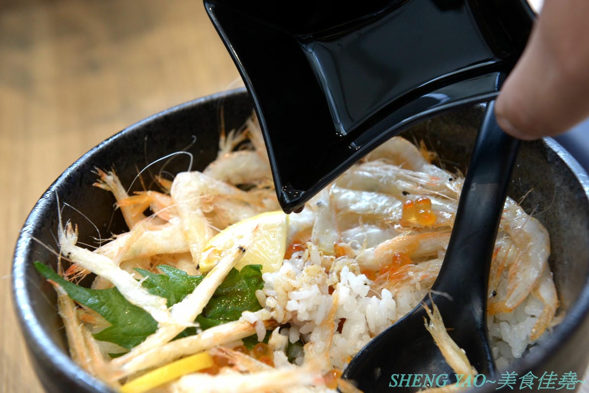 [台中梧棲]冰見海鮮丼 粋鮨 台中港店 – 來自日本富山冰見的超強海鮮丼飯專賣店,台灣首家店,富山灣直送海鮮食材,很多都是台灣少見,大推880元的豐盛海景丼飯,超過15種以上食材又多又豐富,整個