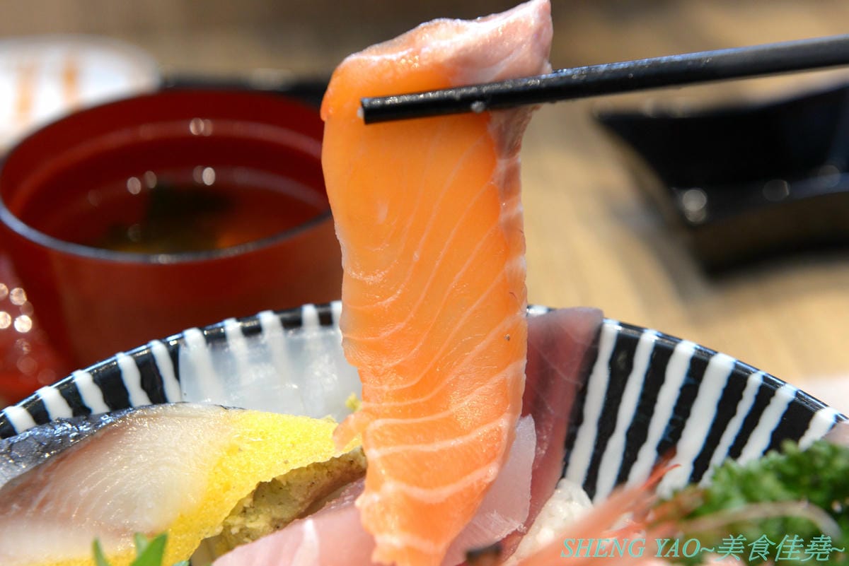 [台中梧棲]冰見海鮮丼 粋鮨 台中港店 – 來自日本富山冰見的超強海鮮丼飯專賣店,台灣首家店,富山灣直送海鮮食材,很多都是台灣少見,大推880元的豐盛海景丼飯,超過15種以上食材又多又豐富,整個