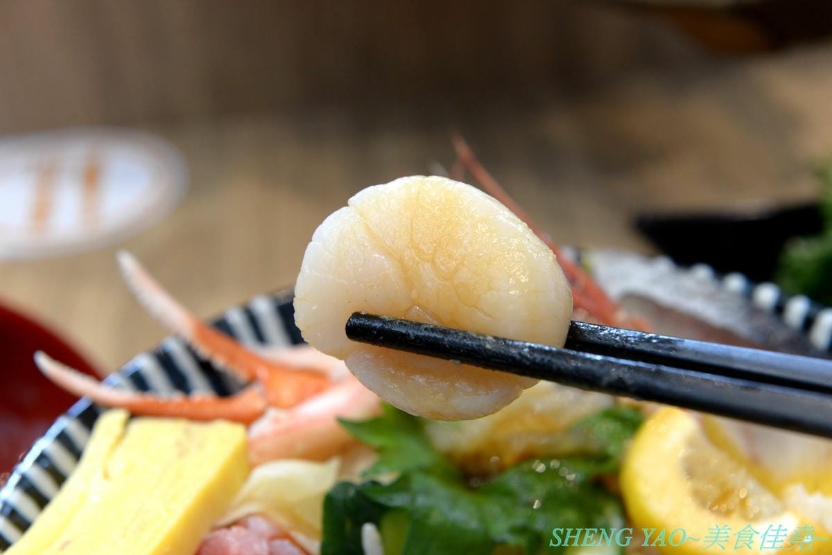 [台中梧棲]冰見海鮮丼 粋鮨 台中港店 – 來自日本富山冰見的超強海鮮丼飯專賣店,台灣首家店,富山灣直送海鮮食材,很多都是台灣少見,大推880元的豐盛海景丼飯,超過15種以上食材又多又豐富,整個