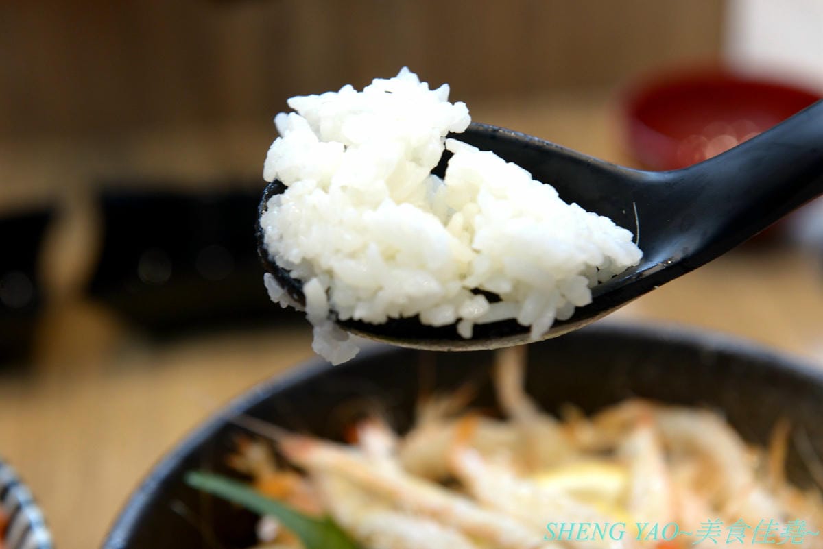 [台中梧棲]冰見海鮮丼 粋鮨 台中港店 – 來自日本富山冰見的超強海鮮丼飯專賣店,台灣首家店,富山灣直送海鮮食材,很多都是台灣少見,大推880元的豐盛海景丼飯,超過15種以上食材又多又豐富,整個
