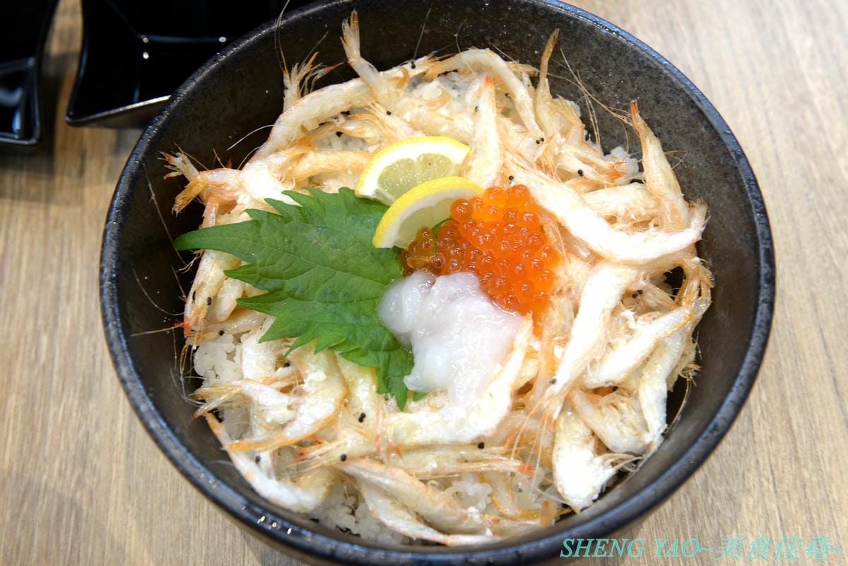 [台中梧棲]冰見海鮮丼 粋鮨 台中港店 – 來自日本富山冰見的超強海鮮丼飯專賣店,台灣首家店,富山灣直送海鮮食材,很多都是台灣少見,大推880元的豐盛海景丼飯,超過15種以上食材又多又豐富,整個