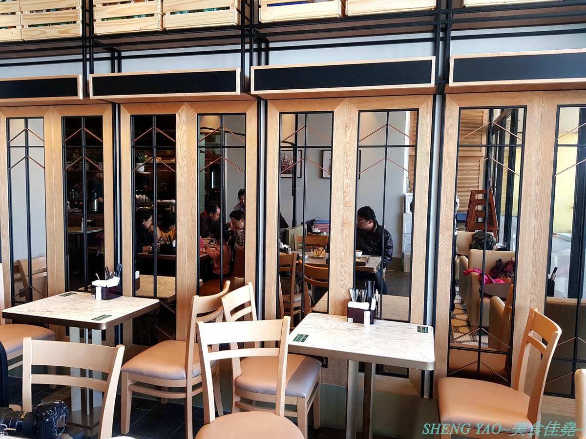 [台中梧棲]PappaRich金爸爸 台中港店 – 全球超過百間分店的知名馬來西亞料理餐廳,台中首家店進駐台中三井OUTLET,餐點口味OK,甜點榴槤起士蛋糕好吃超推薦,飲料很雷不推,喝水就好。