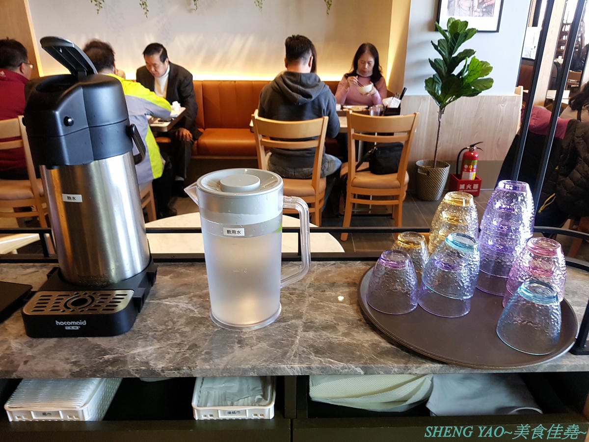 [台中梧棲]PappaRich金爸爸 台中港店 – 全球超過百間分店的知名馬來西亞料理餐廳,台中首家店進駐台中三井OUTLET,餐點口味OK,甜點榴槤起士蛋糕好吃超推薦,飲料很雷不推,喝水就好。