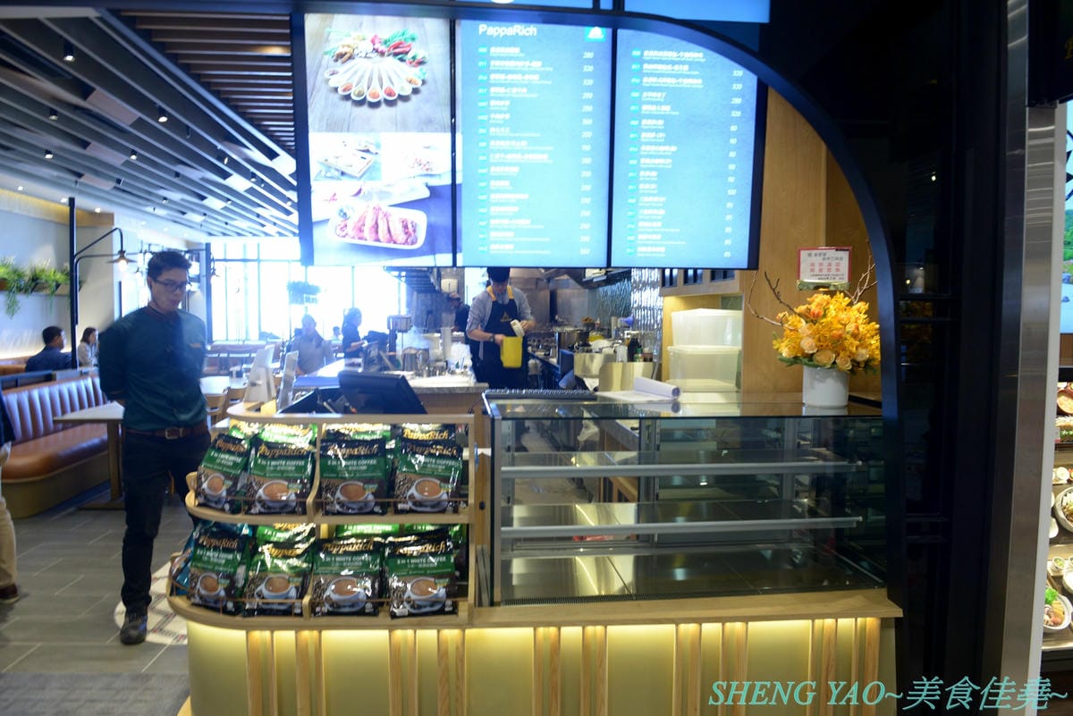 [台中梧棲]PappaRich金爸爸 台中港店 – 全球超過百間分店的知名馬來西亞料理餐廳,台中首家店進駐台中三井OUTLET,餐點口味OK,甜點榴槤起士蛋糕好吃超推薦,飲料很雷不推,喝水就好。