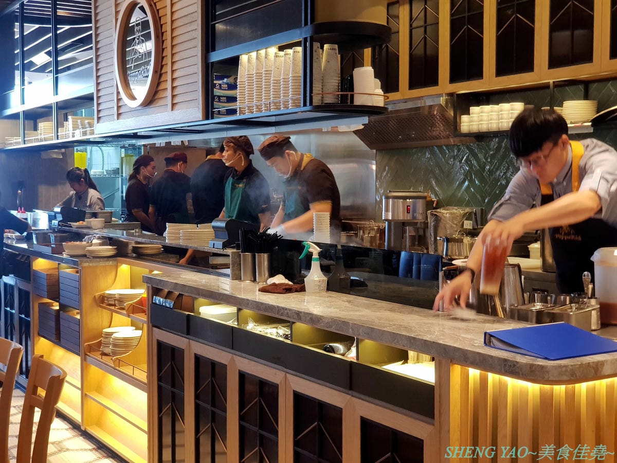 [台中梧棲]PappaRich金爸爸 台中港店 – 全球超過百間分店的知名馬來西亞料理餐廳,台中首家店進駐台中三井OUTLET,餐點口味OK,甜點榴槤起士蛋糕好吃超推薦,飲料很雷不推,喝水就好。