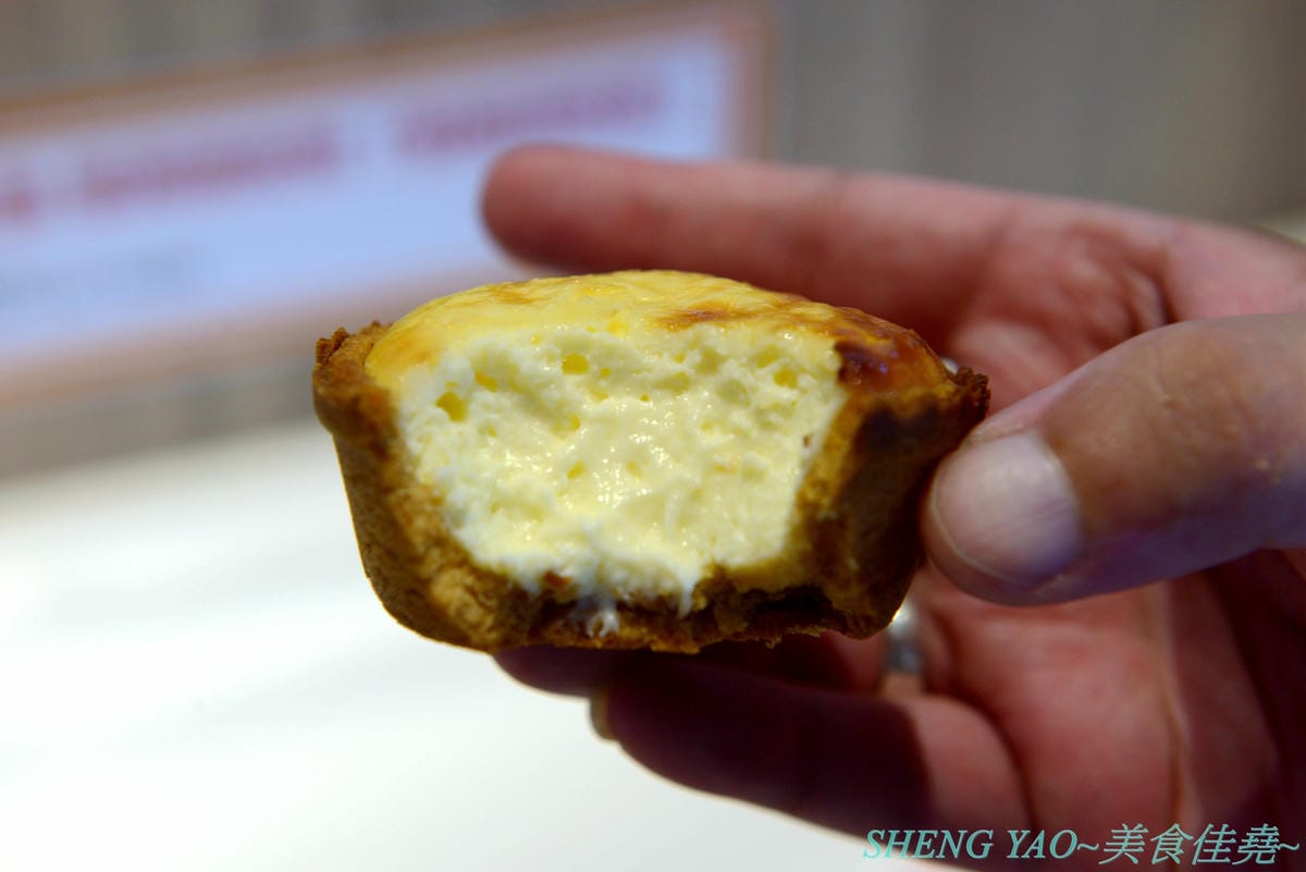 [台中梧棲]果然Good Eat 台中港店- 台中三井OUTLET內來自台灣的店家,賣鳳梨酥聞名,台中2014十大伴手禮店家,不只鳳梨酥,店家新推出的泡芙、可頌、半熟乳酪塔也都超級好吃 !! 一點都不輸給樓上的Be