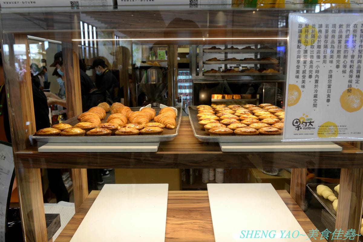 [台中梧棲]果然Good Eat 台中港店- 台中三井OUTLET內來自台灣的店家,賣鳳梨酥聞名,台中2014十大伴手禮店家,不只鳳梨酥,店家新推出的泡芙、可頌、半熟乳酪塔也都超級好吃 !! 一點都不輸給樓上的Be