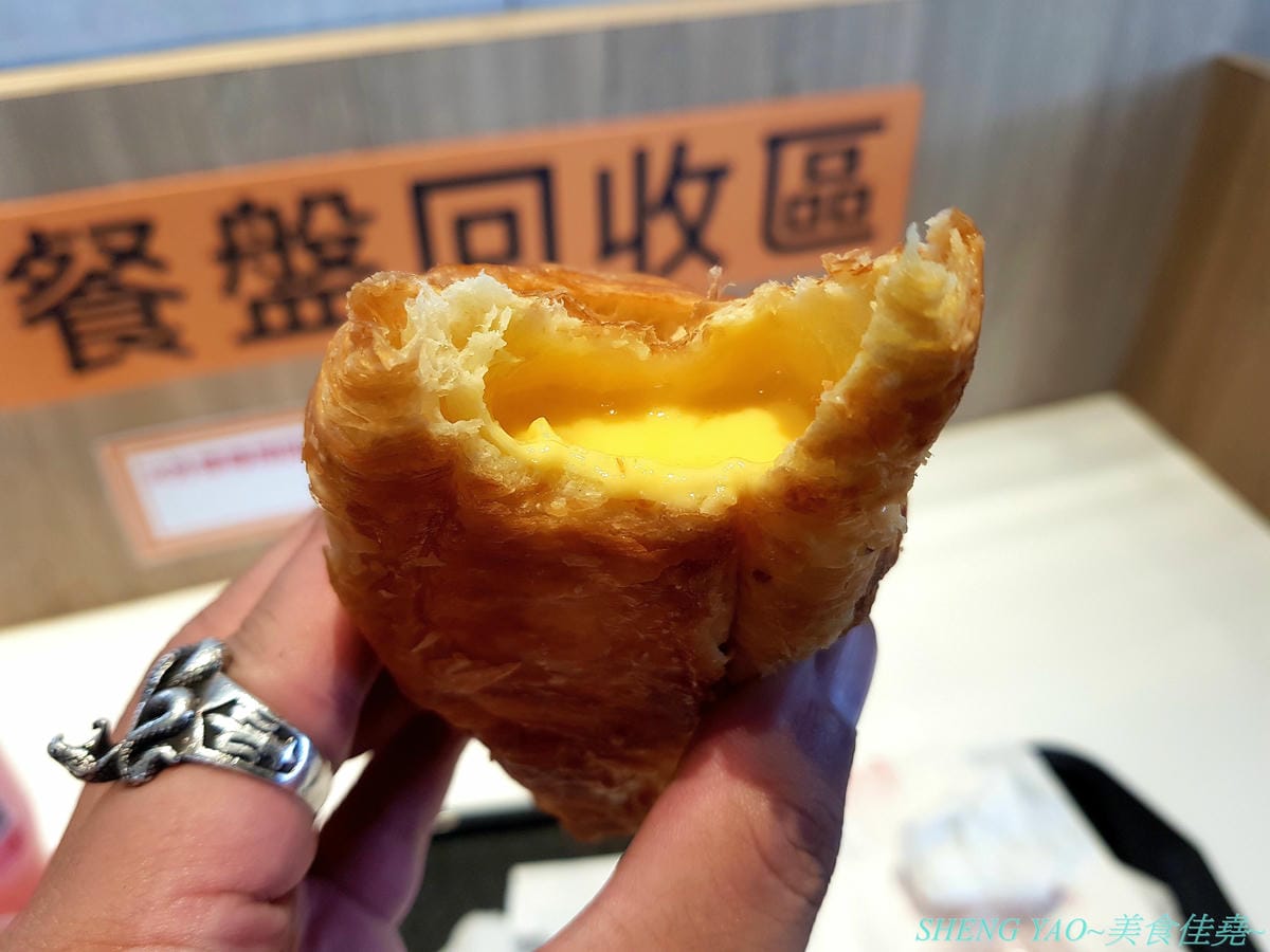 [台中梧棲]果然Good Eat 台中港店- 台中三井OUTLET內來自台灣的店家,賣鳳梨酥聞名,台中2014十大伴手禮店家,不只鳳梨酥,店家新推出的泡芙、可頌、半熟乳酪塔也都超級好吃 !! 一點都不輸給樓上的Be