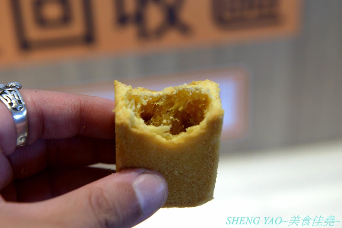 [台中梧棲]果然Good Eat 台中港店- 台中三井OUTLET內來自台灣的店家,賣鳳梨酥聞名,台中2014十大伴手禮店家,不只鳳梨酥,店家新推出的泡芙、可頌、半熟乳酪塔也都超級好吃 !! 一點都不輸給樓上的Be