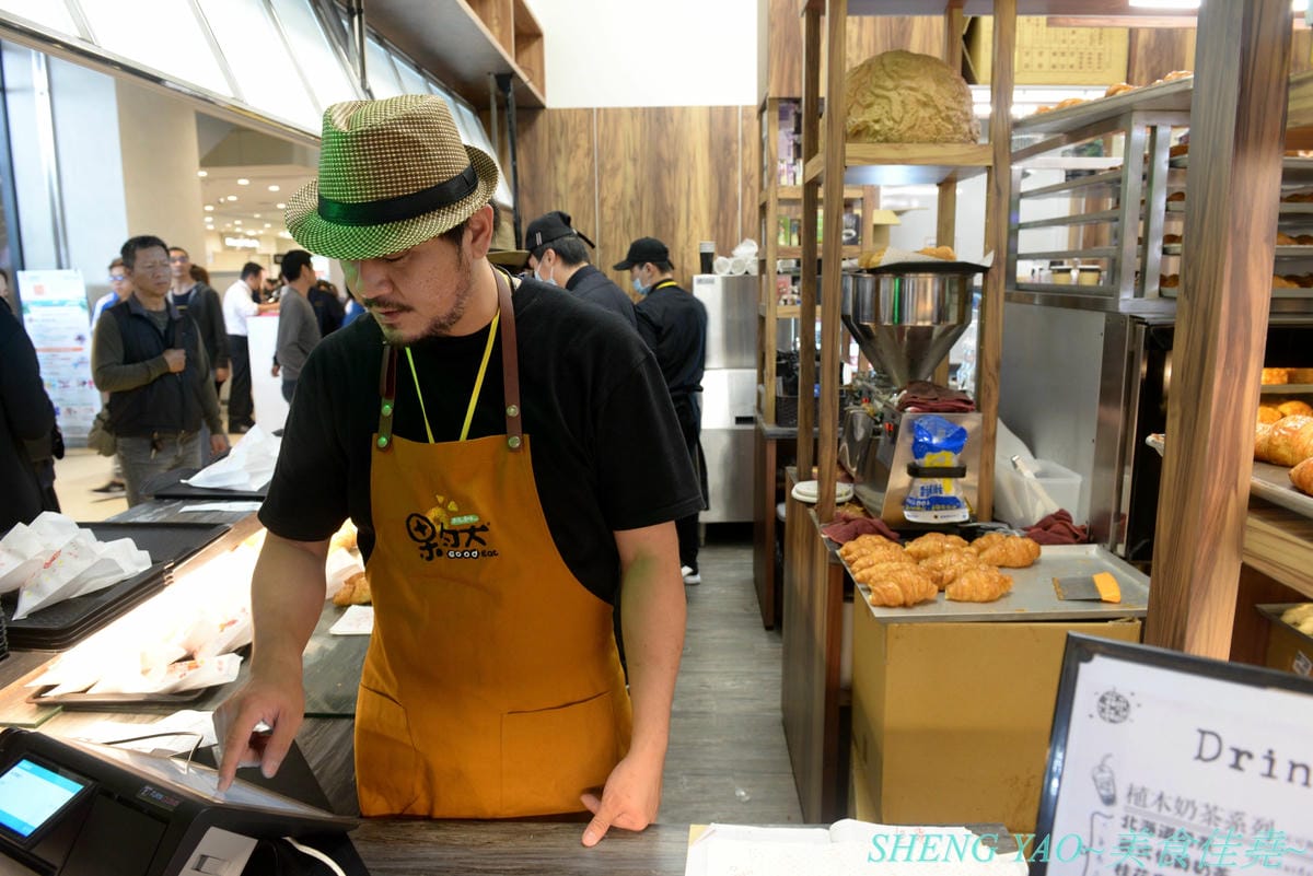 [台中梧棲]果然Good Eat 台中港店- 台中三井OUTLET內來自台灣的店家,賣鳳梨酥聞名,台中2014十大伴手禮店家,不只鳳梨酥,店家新推出的泡芙、可頌、半熟乳酪塔也都超級好吃 !! 一點都不輸給樓上的Be