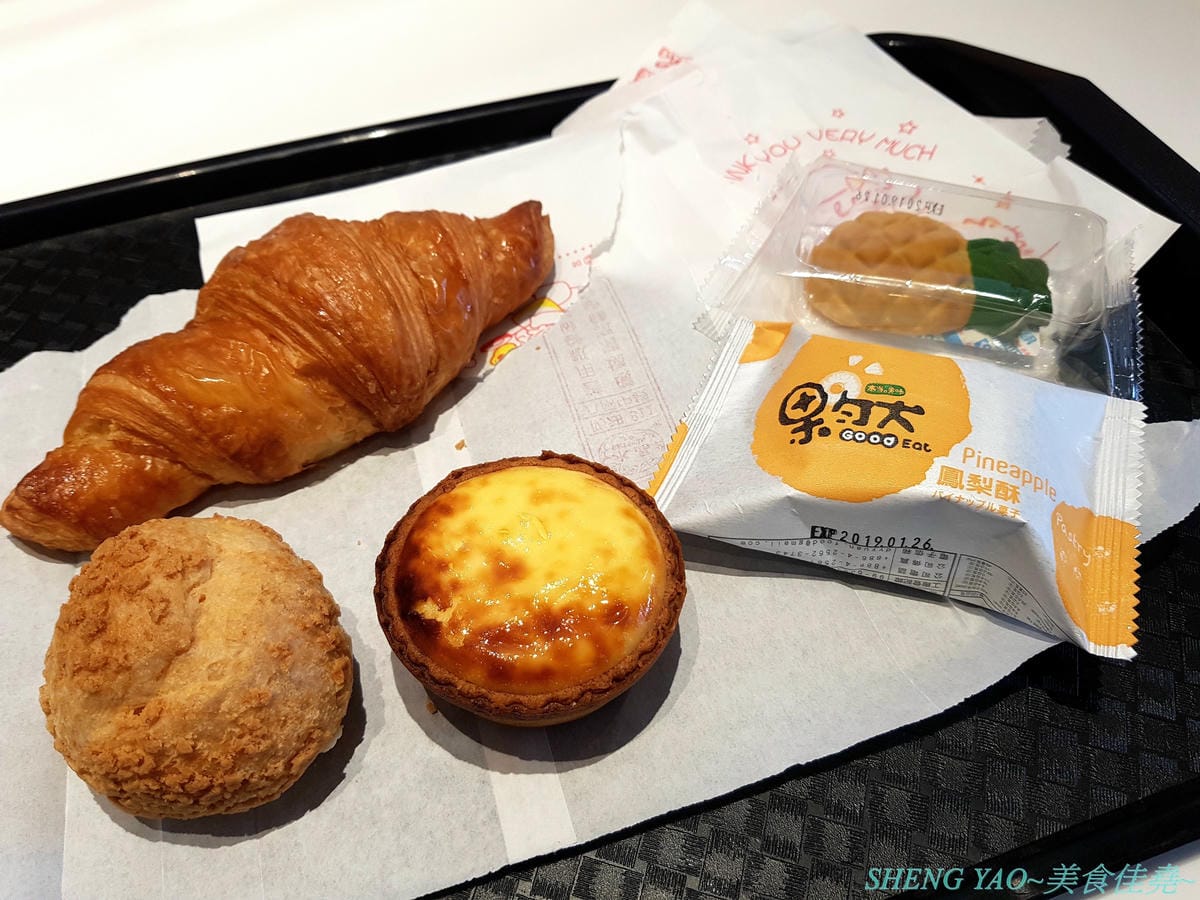 [台中梧棲]果然Good Eat 台中港店- 台中三井OUTLET內來自台灣的店家,賣鳳梨酥聞名,台中2014十大伴手禮店家,不只鳳梨酥,店家新推出的泡芙、可頌、半熟乳酪塔也都超級好吃 !! 一點都不輸給樓上的Be