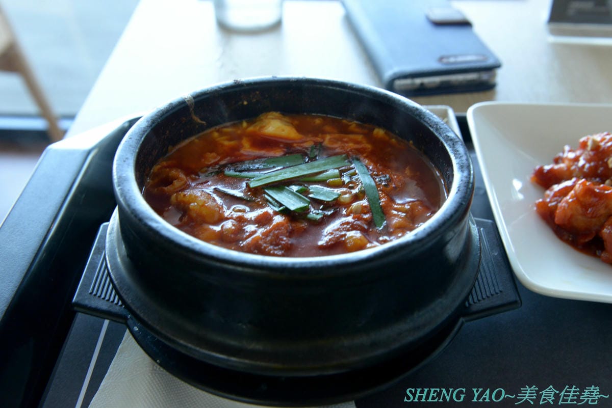 [台中梧棲]東京純豆腐 台中三井店 – 來自東京,號稱日本OL最愛的全球連鎖時尚豆腐鍋,改良版韓式豆腐鍋,3種湯頭,超過20種鍋物種類,豆腐據說是每日手工現做現蒸,白飯可無限續。
