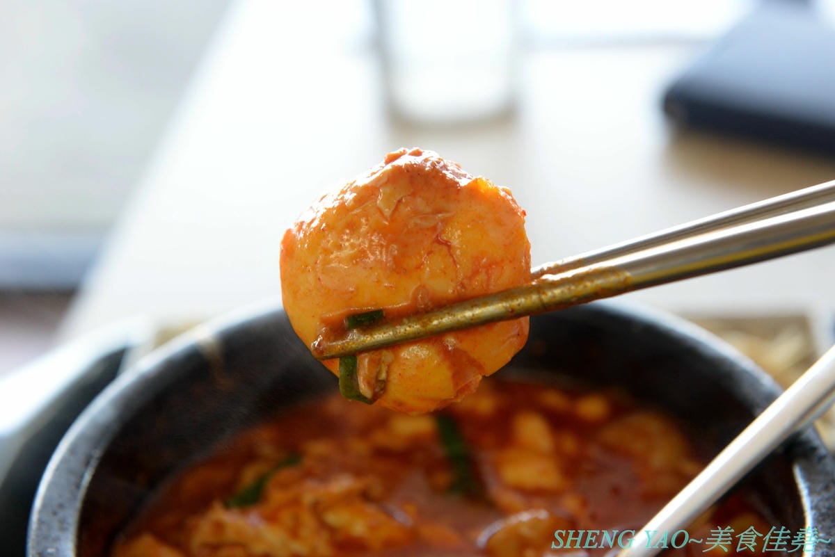 [台中梧棲]東京純豆腐 台中三井店 – 來自東京,號稱日本OL最愛的全球連鎖時尚豆腐鍋,改良版韓式豆腐鍋,3種湯頭,超過20種鍋物種類,豆腐據說是每日手工現做現蒸,白飯可無限續。
