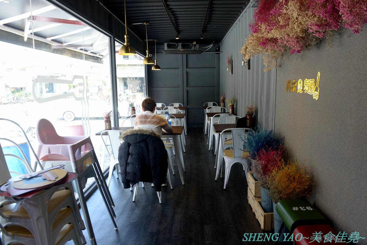 [台中沙鹿]再次見麵 – 沙鹿新地標,靜宜商圈貨櫃市集區的網美風義大利麵餐廳,店內店外都好拍,晚上用餐頗有氣氛,義大利麵還不錯,炸物拼盤好吃,旁邊有超便宜停車場,停車方便。(已歇業)
