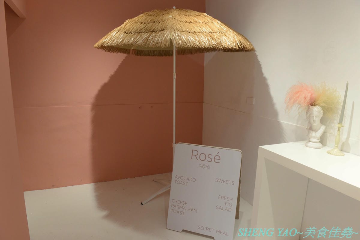 [台中西區]Rosé CLUB – 台中最新的夢幻網美風IG打卡咖啡廳,也是寵物友善餐廳,店外到店內滿滿粉色系裝潢,餐點還有粉紅咖啡、粉紅牛奶和粉紅水餃,令人少女心大爆發,喝完咖啡還可以去附近草悟
