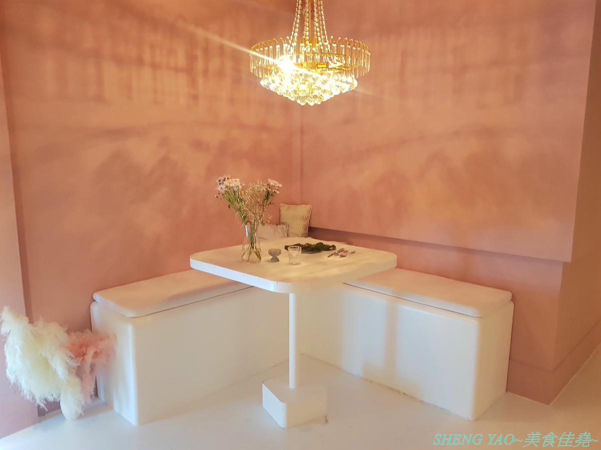 [台中西區]Rosé CLUB – 台中最新的夢幻網美風IG打卡咖啡廳,也是寵物友善餐廳,店外到店內滿滿粉色系裝潢,餐點還有粉紅咖啡、粉紅牛奶和粉紅水餃,令人少女心大爆發,喝完咖啡還可以去附近草悟