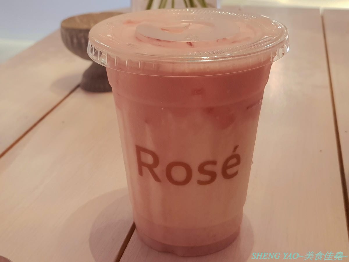 [台中西區]Rosé CLUB – 台中最新的夢幻網美風IG打卡咖啡廳,也是寵物友善餐廳,店外到店內滿滿粉色系裝潢,餐點還有粉紅咖啡、粉紅牛奶和粉紅水餃,令人少女心大爆發,喝完咖啡還可以去附近草悟