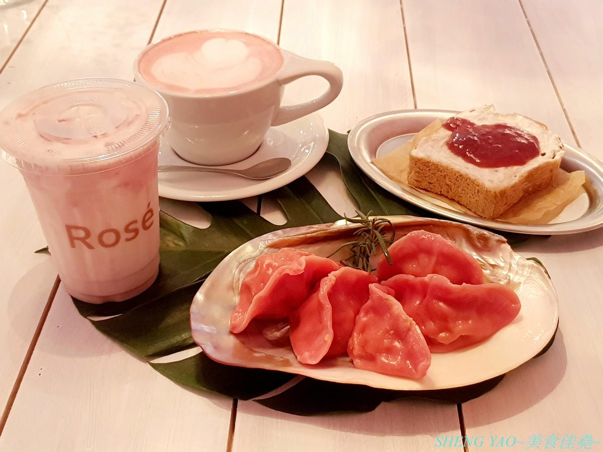 [台中西區]Rosé CLUB – 台中最新的夢幻網美風IG打卡咖啡廳,也是寵物友善餐廳,店外到店內滿滿粉色系裝潢,餐點還有粉紅咖啡、粉紅牛奶和粉紅水餃,令人少女心大爆發,喝完咖啡還可以去附近草悟