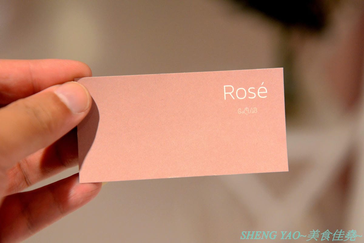 [台中西區]Rosé CLUB – 台中最新的夢幻網美風IG打卡咖啡廳,也是寵物友善餐廳,店外到店內滿滿粉色系裝潢,餐點還有粉紅咖啡、粉紅牛奶和粉紅水餃,令人少女心大爆發,喝完咖啡還可以去附近草悟