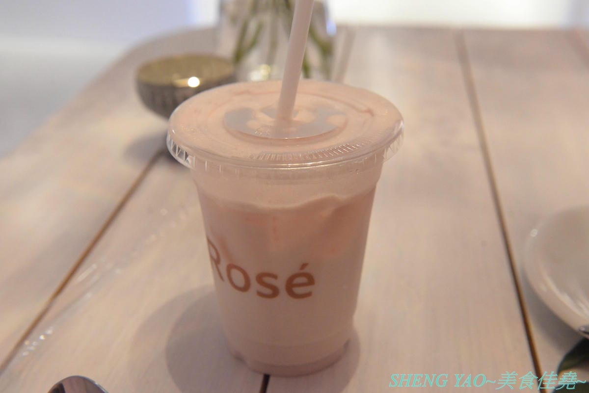 [台中西區]Rosé CLUB – 台中最新的夢幻網美風IG打卡咖啡廳,也是寵物友善餐廳,店外到店內滿滿粉色系裝潢,餐點還有粉紅咖啡、粉紅牛奶和粉紅水餃,令人少女心大爆發,喝完咖啡還可以去附近草悟