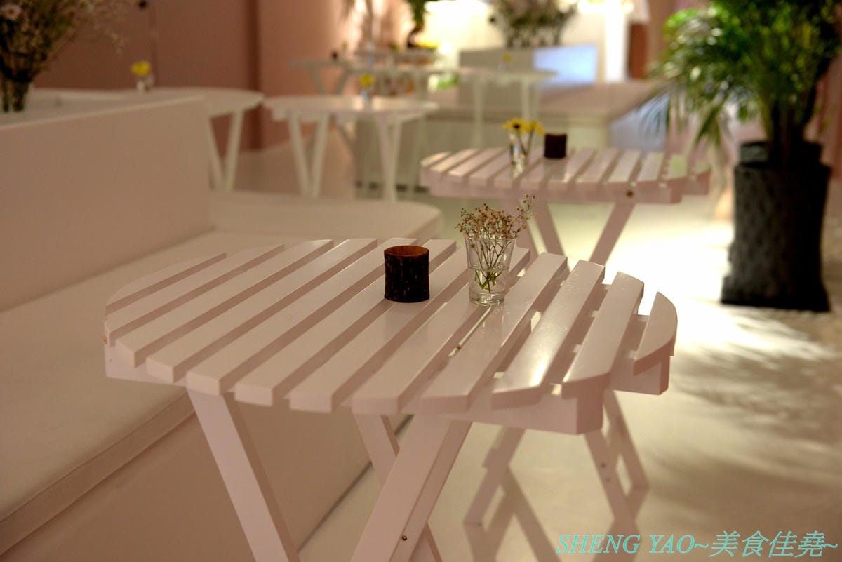 [台中西區]Rosé CLUB – 台中最新的夢幻網美風IG打卡咖啡廳,也是寵物友善餐廳,店外到店內滿滿粉色系裝潢,餐點還有粉紅咖啡、粉紅牛奶和粉紅水餃,令人少女心大爆發,喝完咖啡還可以去附近草悟