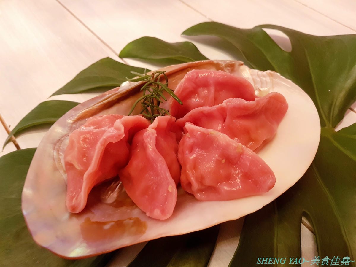 [台中西區]Rosé CLUB – 台中最新的夢幻網美風IG打卡咖啡廳,也是寵物友善餐廳,店外到店內滿滿粉色系裝潢,餐點還有粉紅咖啡、粉紅牛奶和粉紅水餃,令人少女心大爆發,喝完咖啡還可以去附近草悟