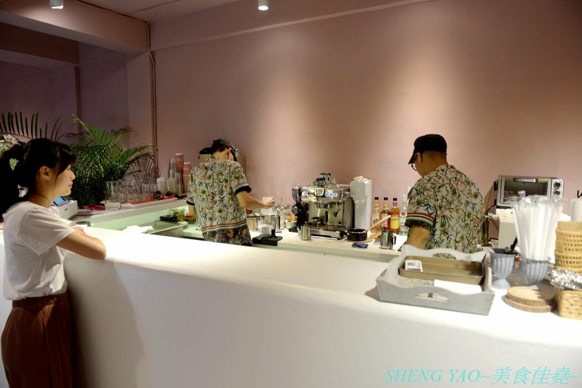 [台中西區]Rosé CLUB – 台中最新的夢幻網美風IG打卡咖啡廳,也是寵物友善餐廳,店外到店內滿滿粉色系裝潢,餐點還有粉紅咖啡、粉紅牛奶和粉紅水餃,令人少女心大爆發,喝完咖啡還可以去附近草悟