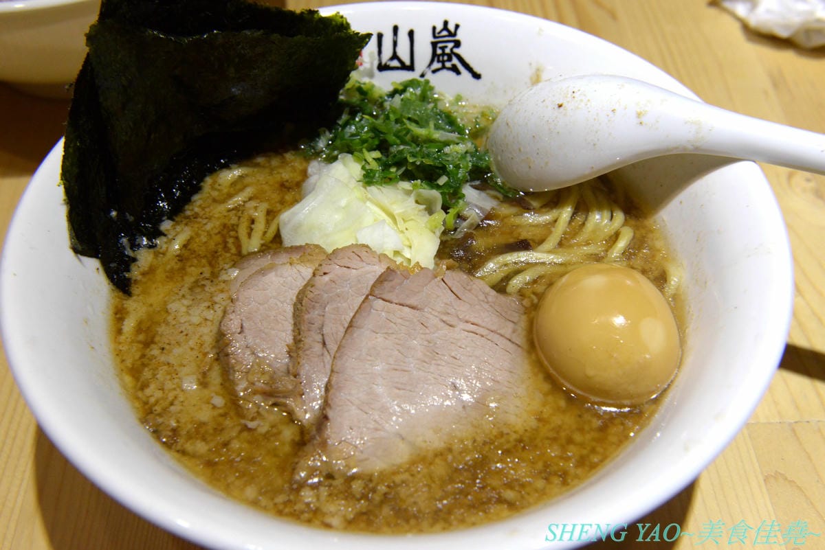 [台中北區]山嵐拉麵 台中一中店 – 來自札幌的重磅級口味豚骨拉麵店在台中開分店了,湯頭加了大量豬背脂,味道濃厚醇香,粗麵麵條富有嚼感,叉燒也好吃,蔥爆彈拉麵滿滿的蔥,相當特別。