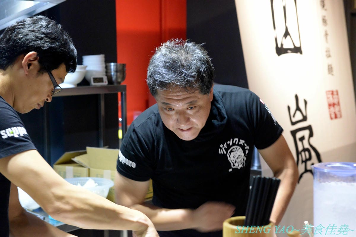 [台中北區]山嵐拉麵 台中一中店 – 來自札幌的重磅級口味豚骨拉麵店在台中開分店了,湯頭加了大量豬背脂,味道濃厚醇香,粗麵麵條富有嚼感,叉燒也好吃,蔥爆彈拉麵滿滿的蔥,相當特別。