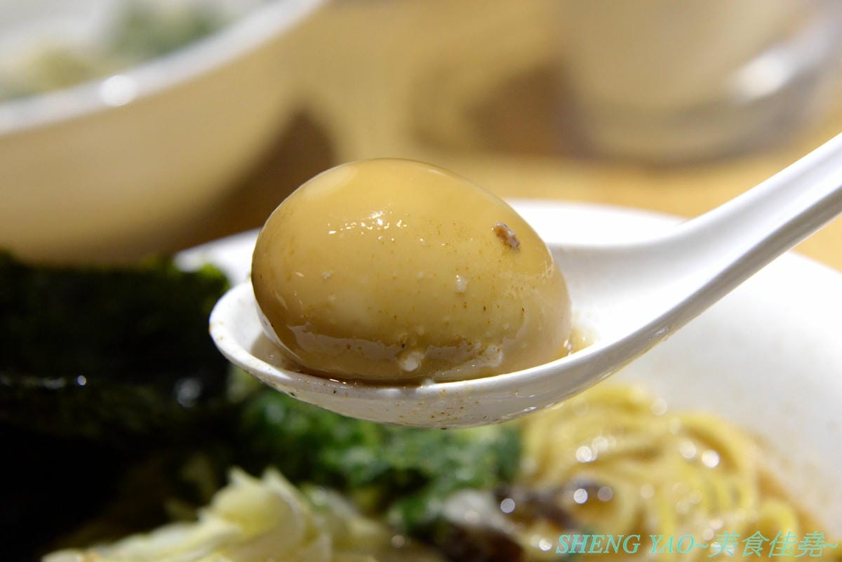 [台中北區]山嵐拉麵 台中一中店 – 來自札幌的重磅級口味豚骨拉麵店在台中開分店了,湯頭加了大量豬背脂,味道濃厚醇香,粗麵麵條富有嚼感,叉燒也好吃,蔥爆彈拉麵滿滿的蔥,相當特別。