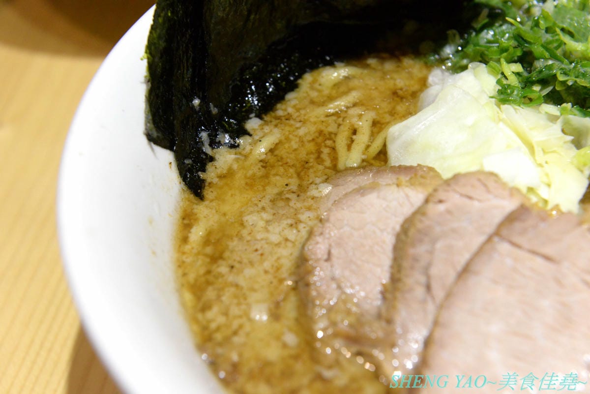 [台中北區]山嵐拉麵 台中一中店 – 來自札幌的重磅級口味豚骨拉麵店在台中開分店了,湯頭加了大量豬背脂,味道濃厚醇香,粗麵麵條富有嚼感,叉燒也好吃,蔥爆彈拉麵滿滿的蔥,相當特別。