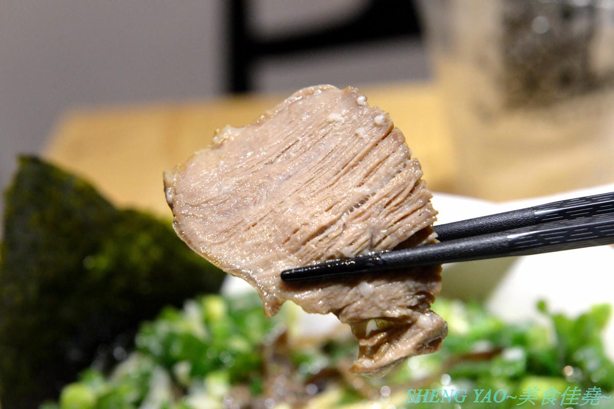 [台中北區]山嵐拉麵 台中一中店 – 來自札幌的重磅級口味豚骨拉麵店在台中開分店了,湯頭加了大量豬背脂,味道濃厚醇香,粗麵麵條富有嚼感,叉燒也好吃,蔥爆彈拉麵滿滿的蔥,相當特別。