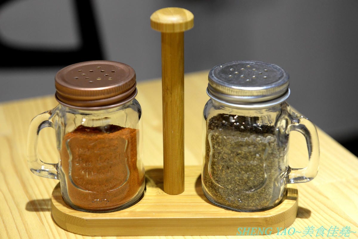 [台中北區]山嵐拉麵 台中一中店 – 來自札幌的重磅級口味豚骨拉麵店在台中開分店了,湯頭加了大量豬背脂,味道濃厚醇香,粗麵麵條富有嚼感,叉燒也好吃,蔥爆彈拉麵滿滿的蔥,相當特別。